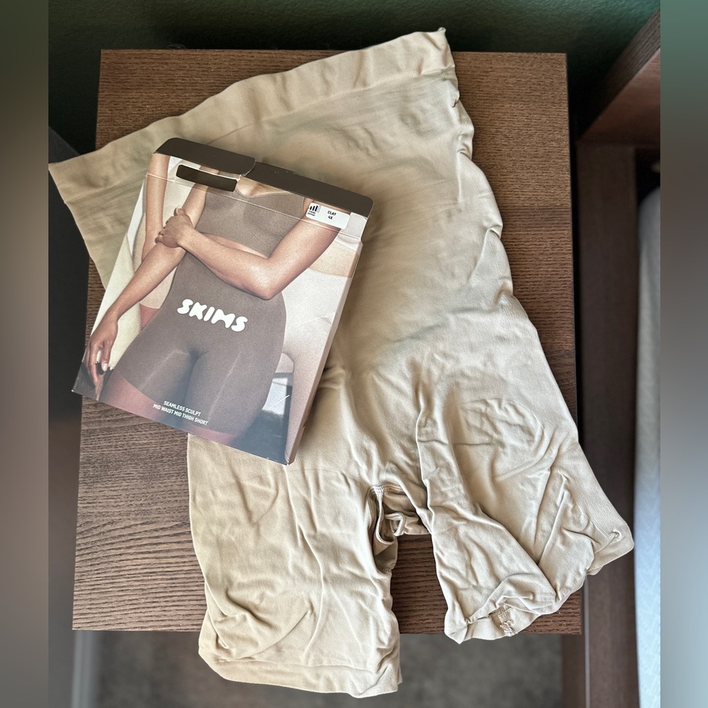 SKIMS - Seamless sculpt mid-thigh short in color clay.